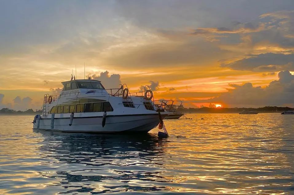 Axe Stone Fast Cruises - 