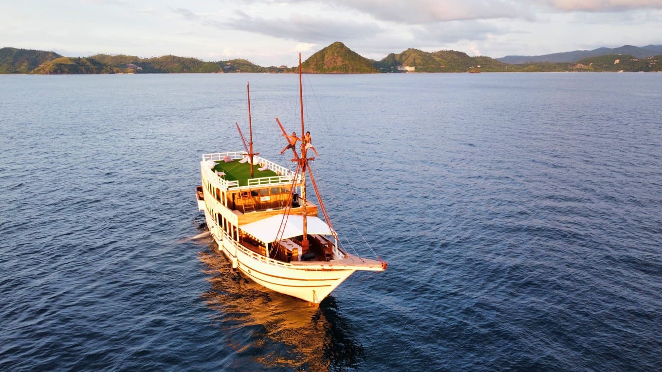 Zada Ulla Deluxe Phinisi Charter - 